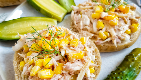 Sałatka kanapkowa z tuńczykiem i kukurydzą